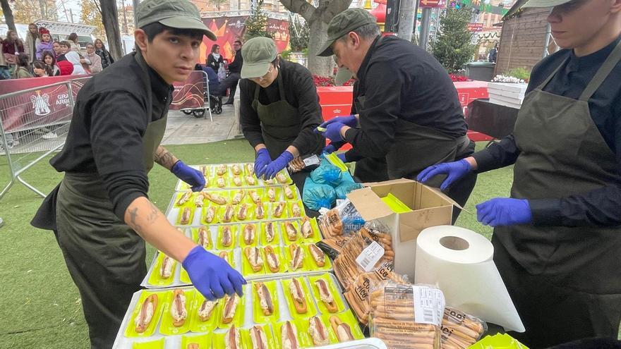 Furor en la Circular de Murcia para degustar un pastel de carne y una marinera a los pies del Gran Árbol