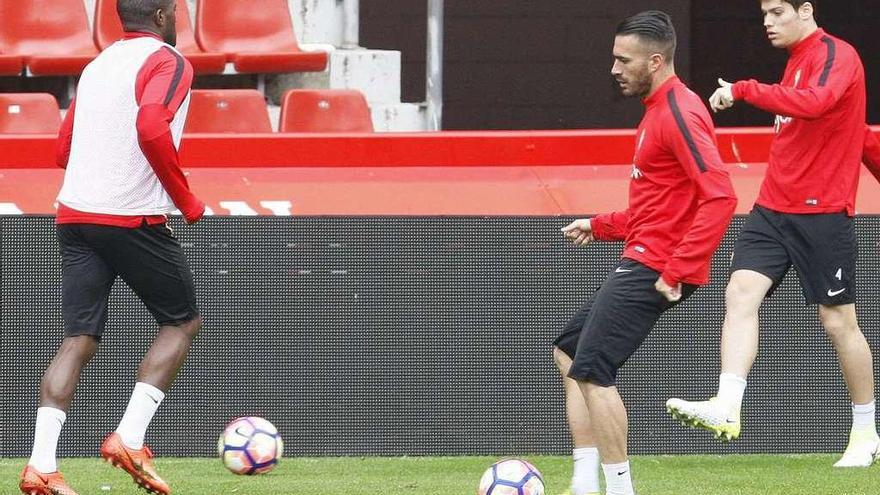 Xavi Torres golpea el balón ante Babin y Meré.