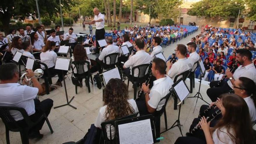Llorens «reaparece» en un concierto  de Hogueras sin  presencia política