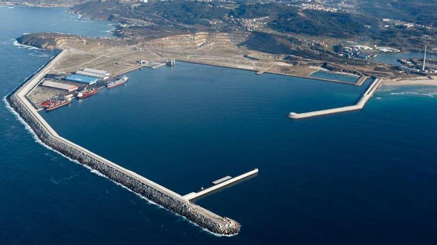 Vista aérea del puerto exterior de punta Langosteira, para cuya conexión ferroviaria no aparecen fondos en el presupuesto estatal.