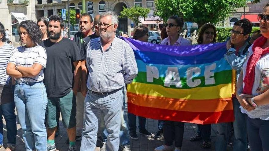 Algunos miembros del gobierno local con la bandera gay. // G. Núñez