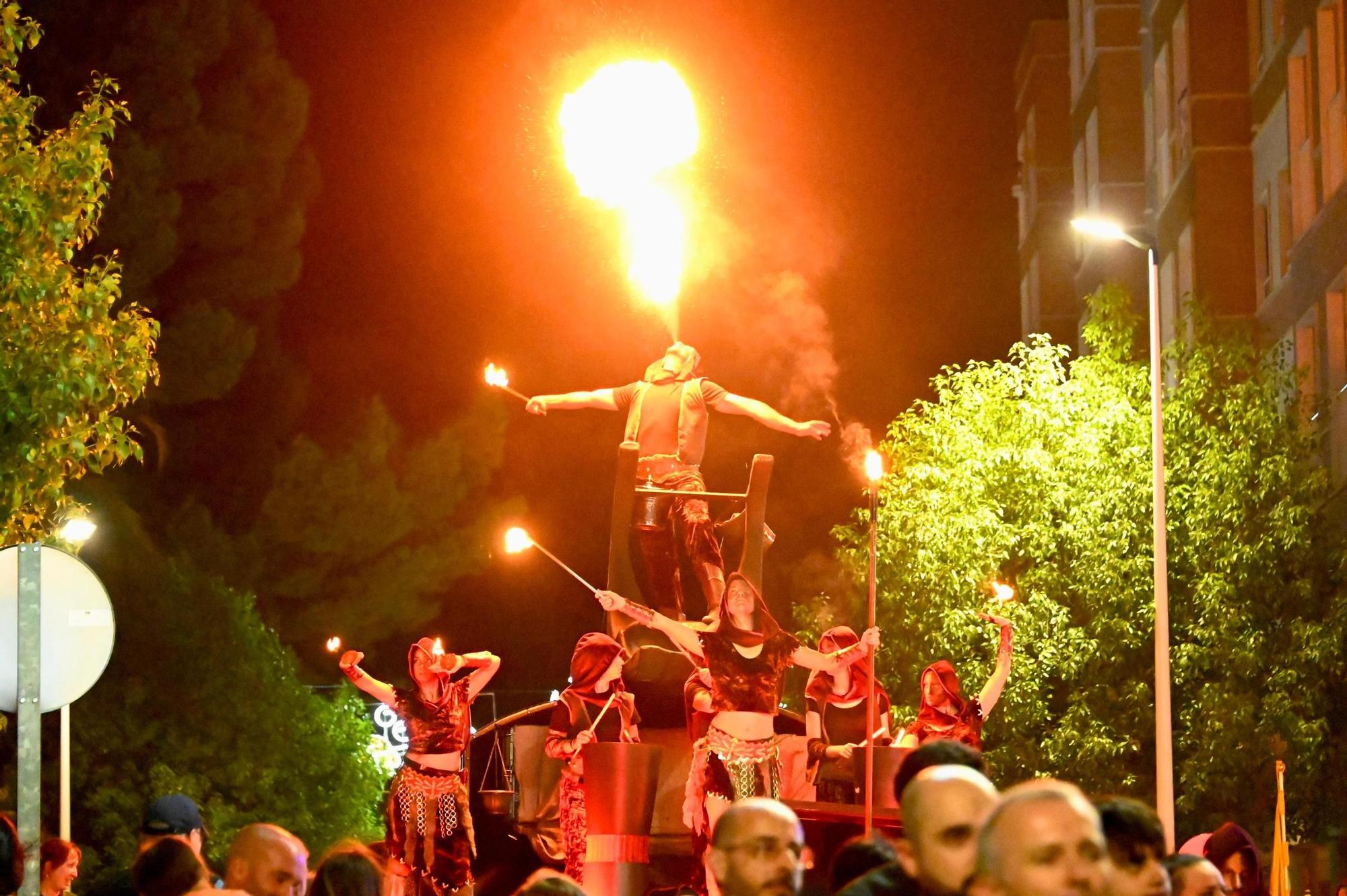 Dragones de San Jorge corona una Entrada Cristiana en Crevillent con un boato de 1.300 participantes