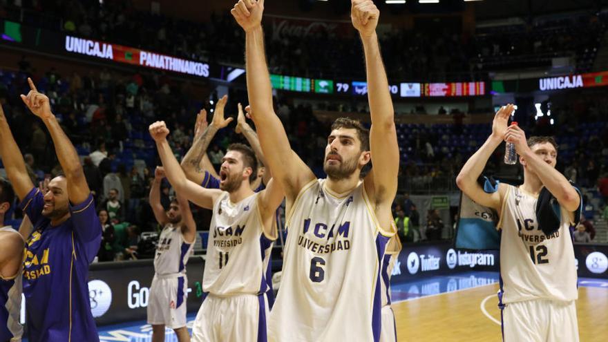 Los jugadores del UCAM, con Antelo a la cabeza, celebran la victoria