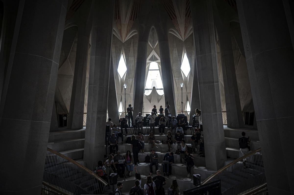 Dos colosales figuras de mármol griego de Thasos, el más blanco del mundo, aguardan a los pies del templo de la Sagrada Família para ser alzadas en octubre a la cima de las torres dedicadas a los evangelistas Juan y Mateo, la primera, como marca la tradición cristiana, un águila, y la segunda, con un esculpido que a veces confunde incluso a los más creyentes, con el aspecto de un hombre alado, sin que eso sea exactamente un ángel.