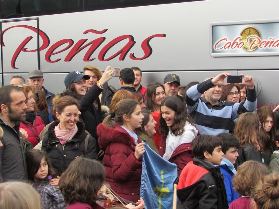 Recibimiento a la banda de gaitas Llacín tras su paso por el desfile de San Patricio de Nueva York