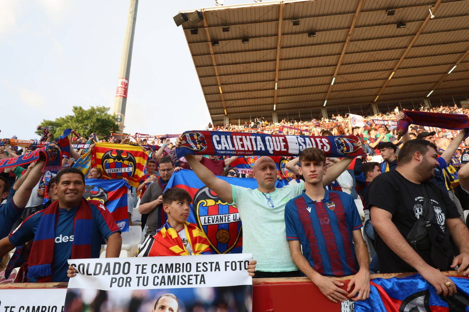 La afición del Levante, junto a su equipo en Albacete