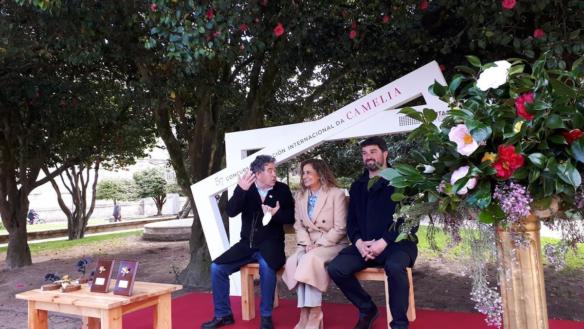 El alcalde de Pontevedra, la presidenta provincial y el alcalde de Luarca, en el photocall del Concurso-Exposición Internacional de la Camelia.