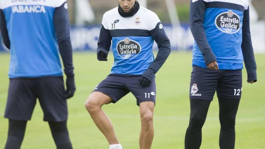 Juanfran, junto a Mosquera y Sidnei en el entrenamiento de ayer.