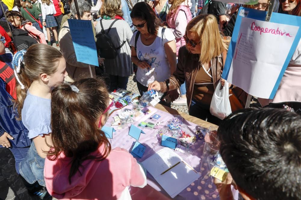 Mercadillo de cooperativas estudiantiles en la pla