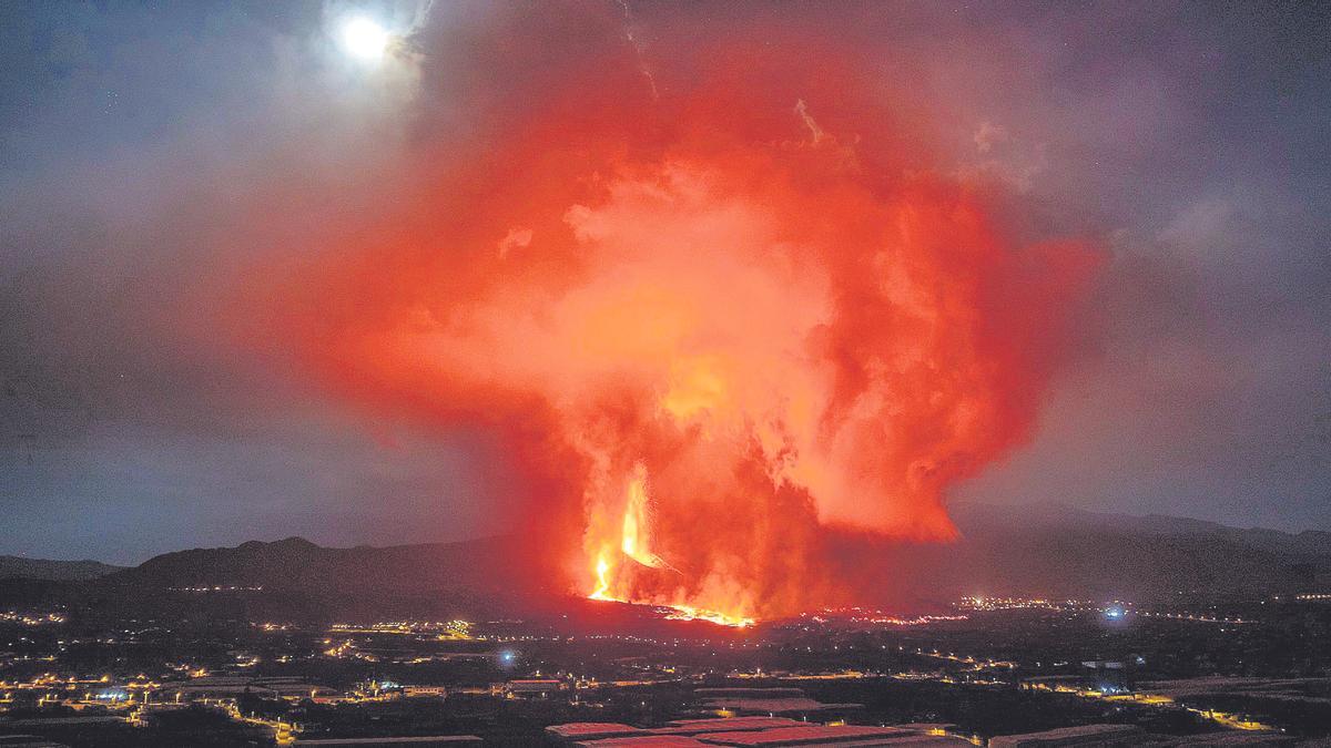 El volcán en erupción en La Palma.