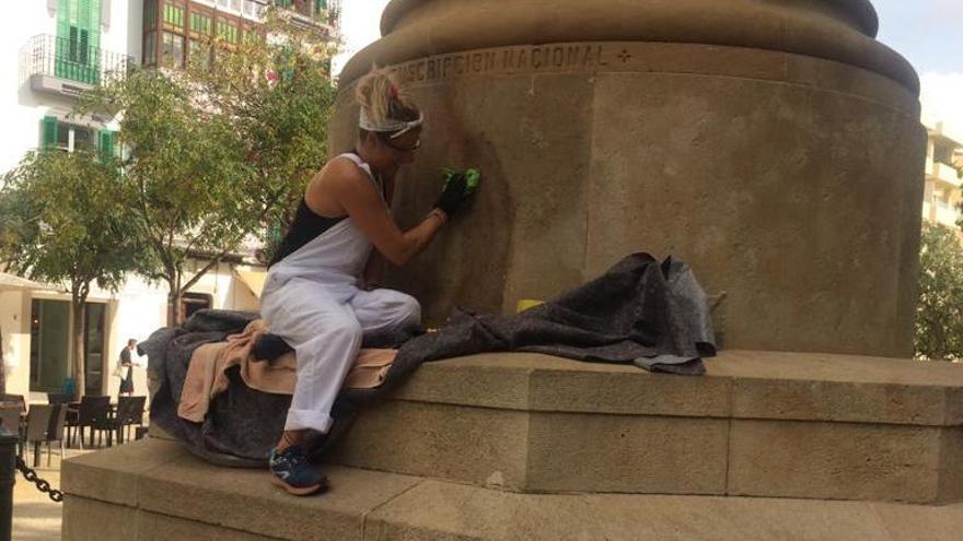 Trabajos de limpieza de las pintadas de la estatua de Vara de Rey.