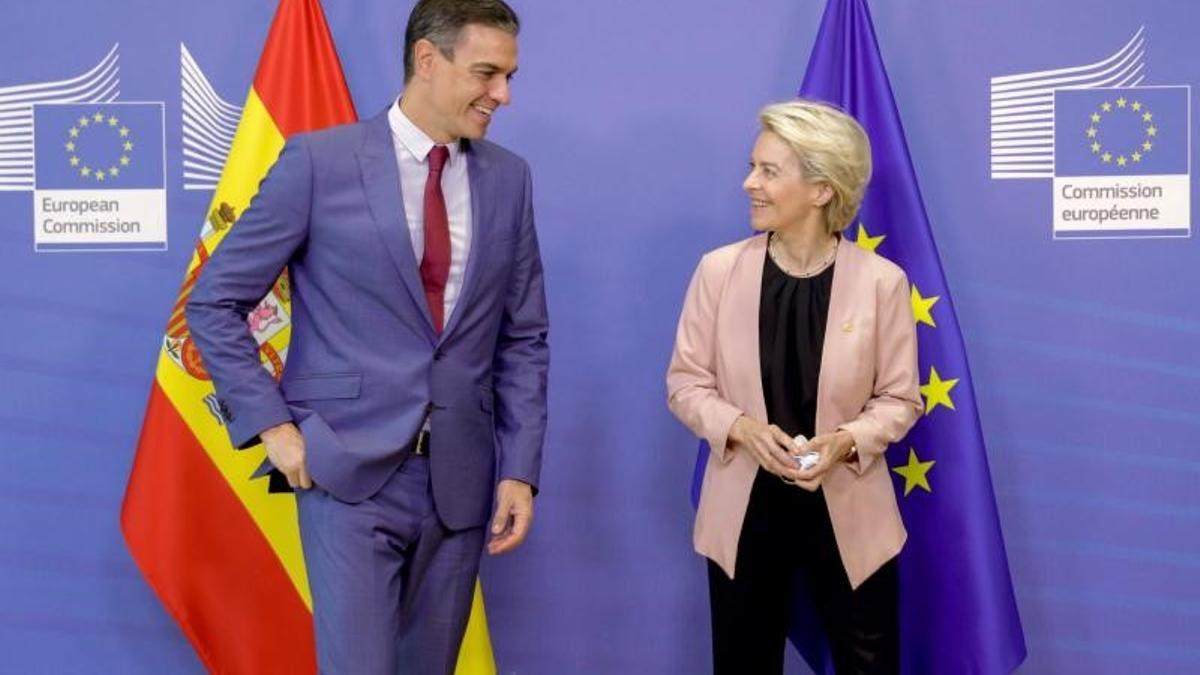 El presidente del Gobierno, Pedro Sánchez, es saludado por la presidenta de la Comisión Europea, Ursula von der Leyen, antes de la reunión del Consejo Europeo del pasado 21 de octubre de 2021 en Bruselas.