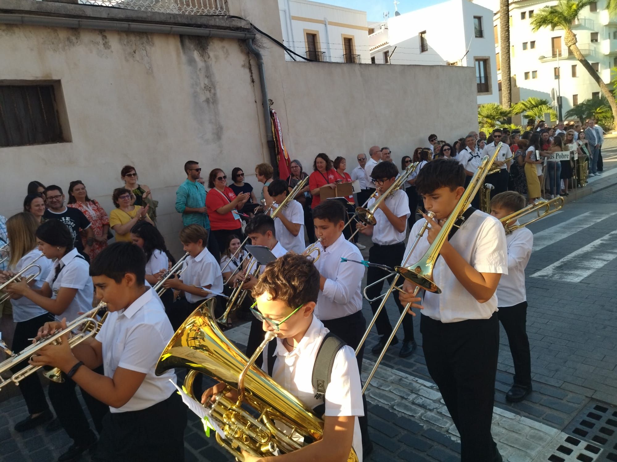 Xàbia, capital de la música: más de 800 músicos de toda la comarca llenan de vida las calles (imágenes)