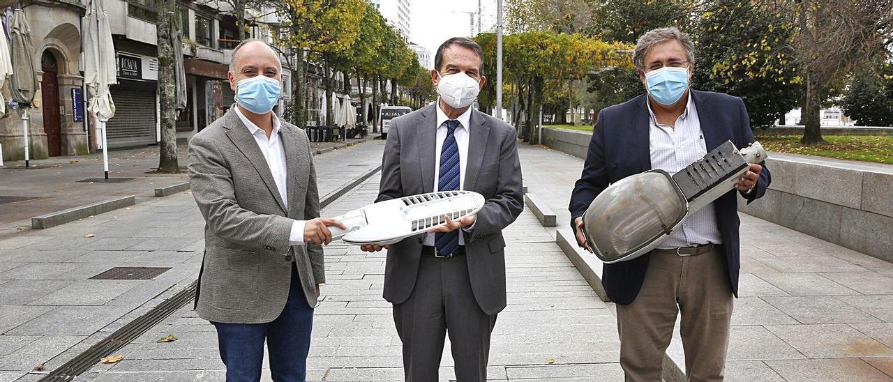 David Regades y Abel Caballero posan con una luminaria LED. Javier Pardo sostiene una farola antigua