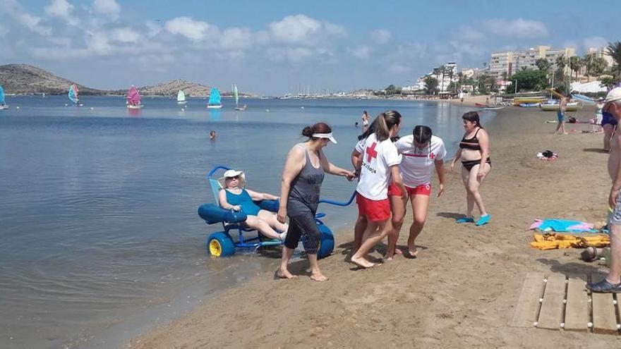 Voluntarios de Cruz Roja colaboran en la prestación del servicio de préstamo de sillas y muletas anfibias