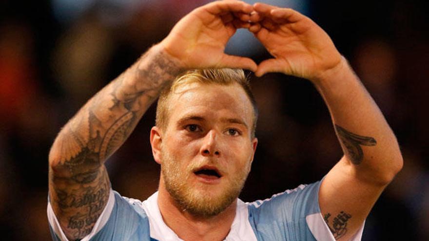 Guidetti celebra uno de sus goles, esta tarde, en Balaídos. // Ricardo Grobas