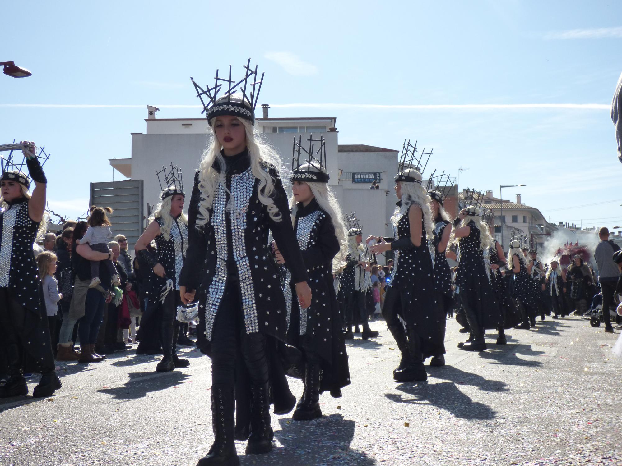 L'Escala vibra amb una rua de carnaval carregada d'imaginació