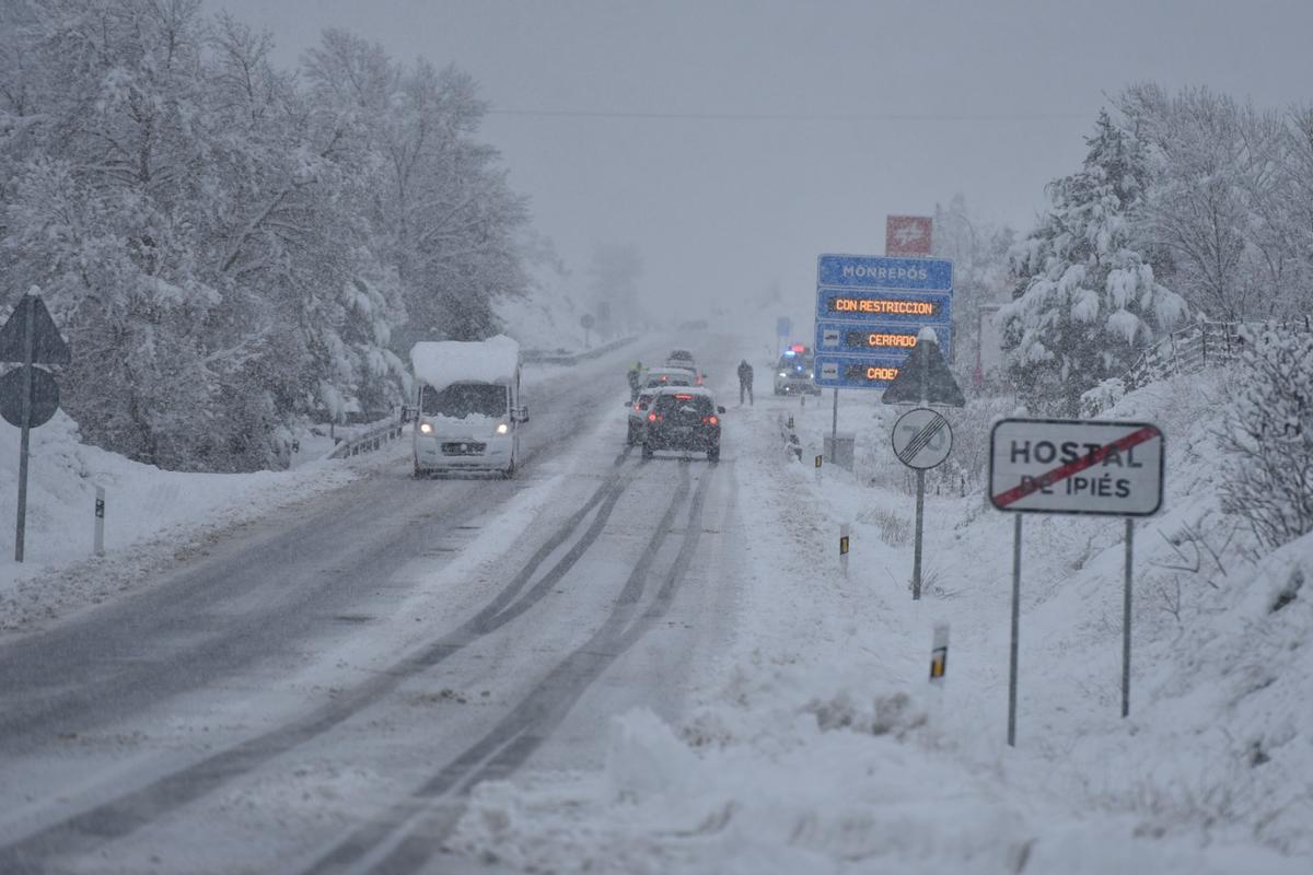 La nieve complica la circulación por las carreteras del norte de Aragón