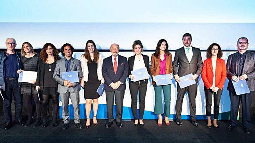 Foto de familia de los galardonados en los Premios Fundación DISA a la Investigación Biomédica con Raimundo Baroja (c).
