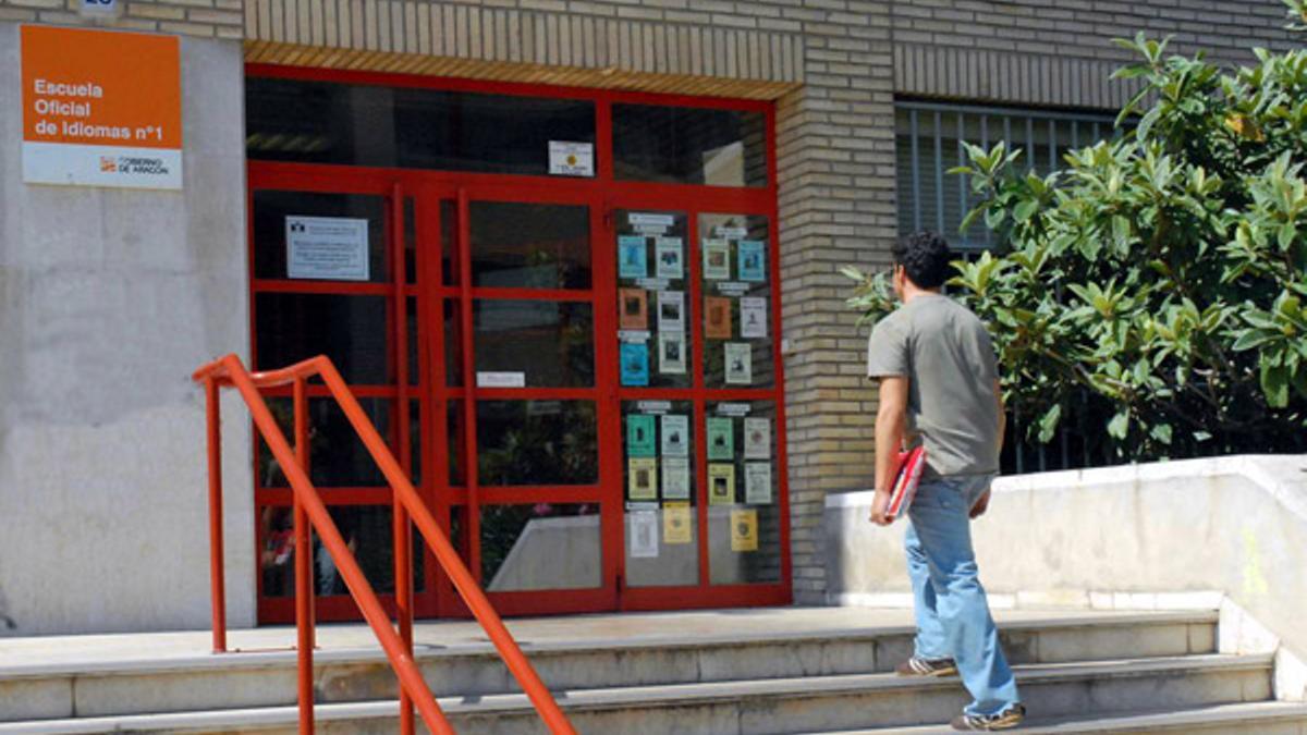 Un estudiante accede a la Escuela Oficial de Idiomas de Zaragoza.