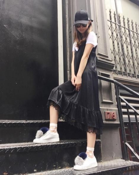 Zapatillas con pompones y calcetines transparentes