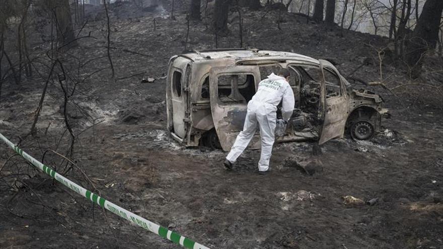 El fuego se ha cobrado ya cuatro vidas en Galicia, donde hay activos 40 incendios