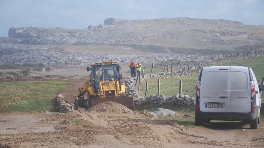 Las obras para eliminar el parking ilegal de los bufones de Llames de Pría, ayer.