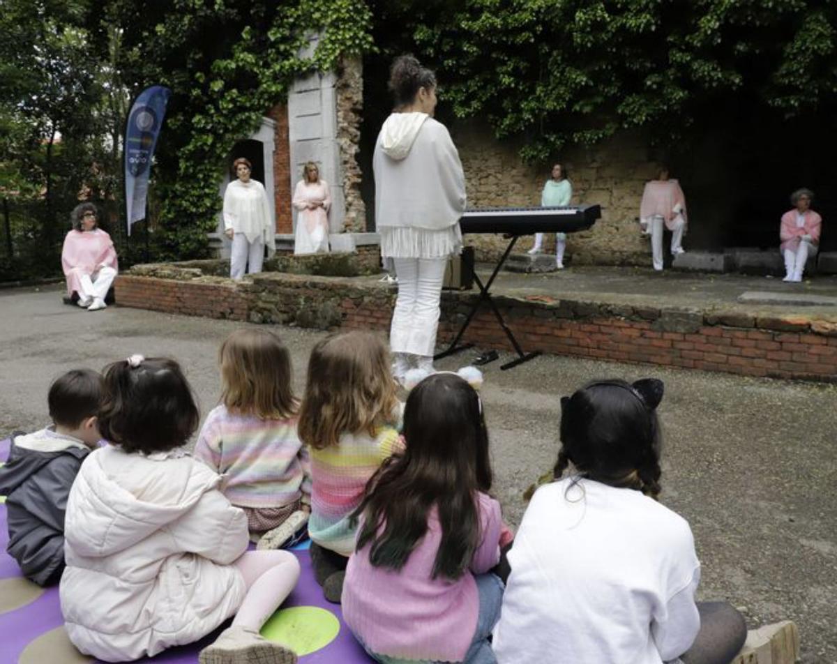 El Coro de Muyeres de San Esteban da un concierto de susurros ante el público infantil. | Analía Pello