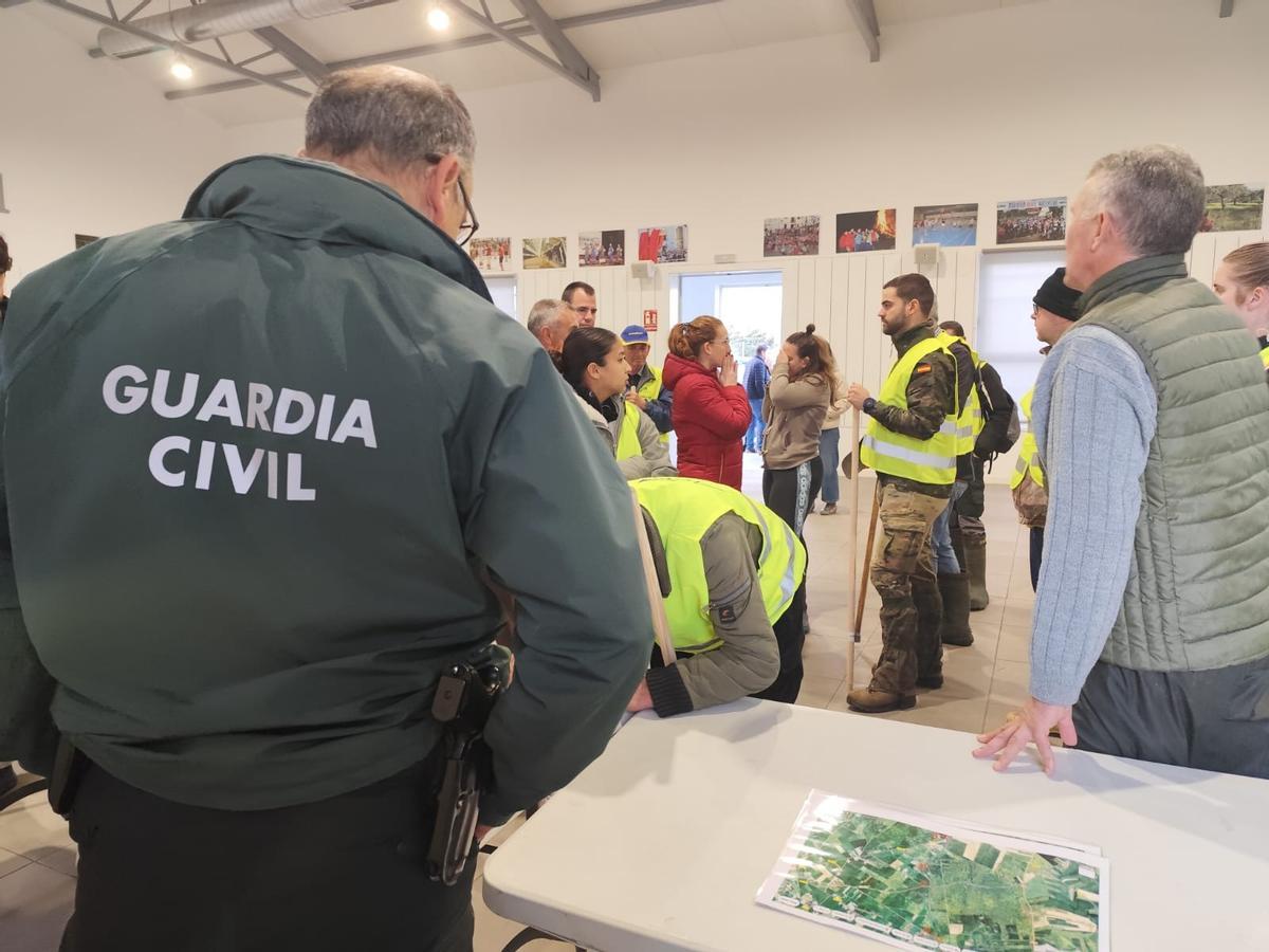 La Guardia Civil coordina el dispositivo y organiza a los voluntarios antes de la salida.