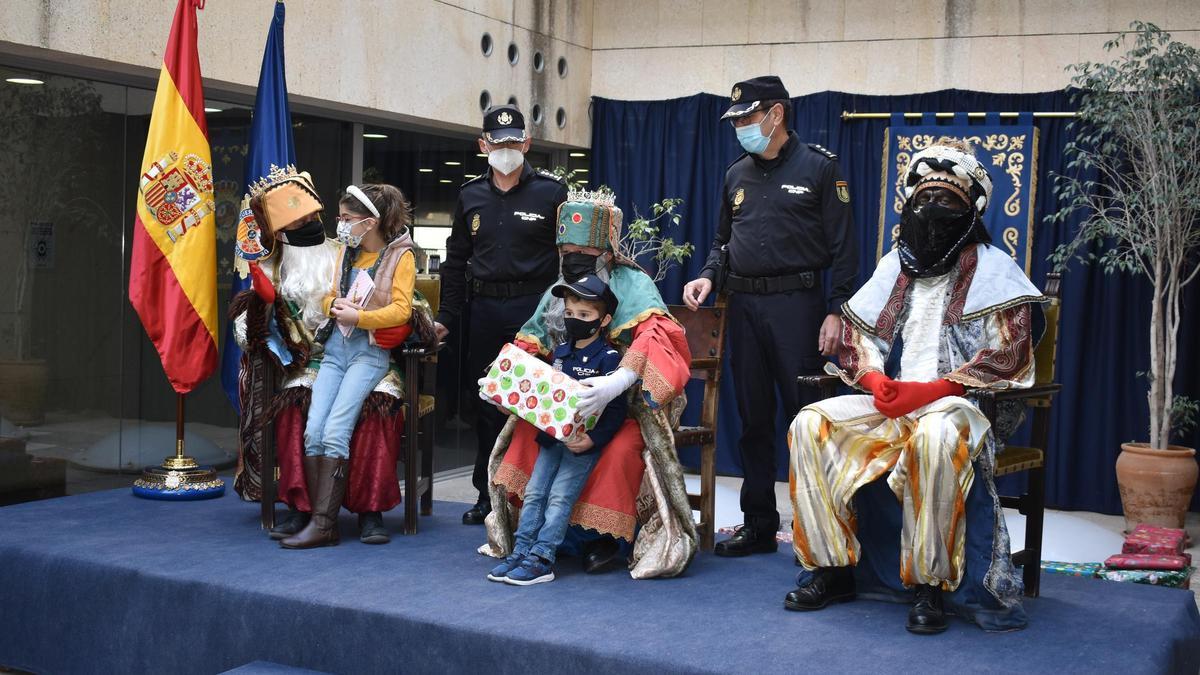 Los Reyes Magos de Oriente visitan la Comisaría Provincial de la Policía Nacional en Alicante