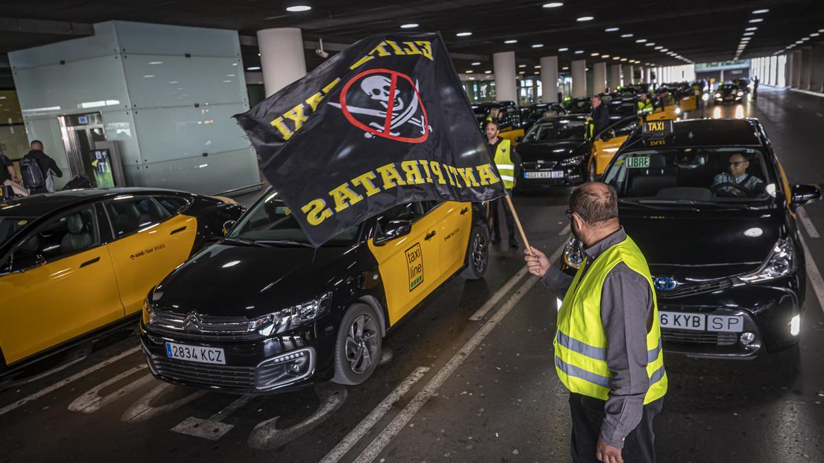 Movilización del sector del taxi en el aeropuerto de Barcelona el pasado lunes.