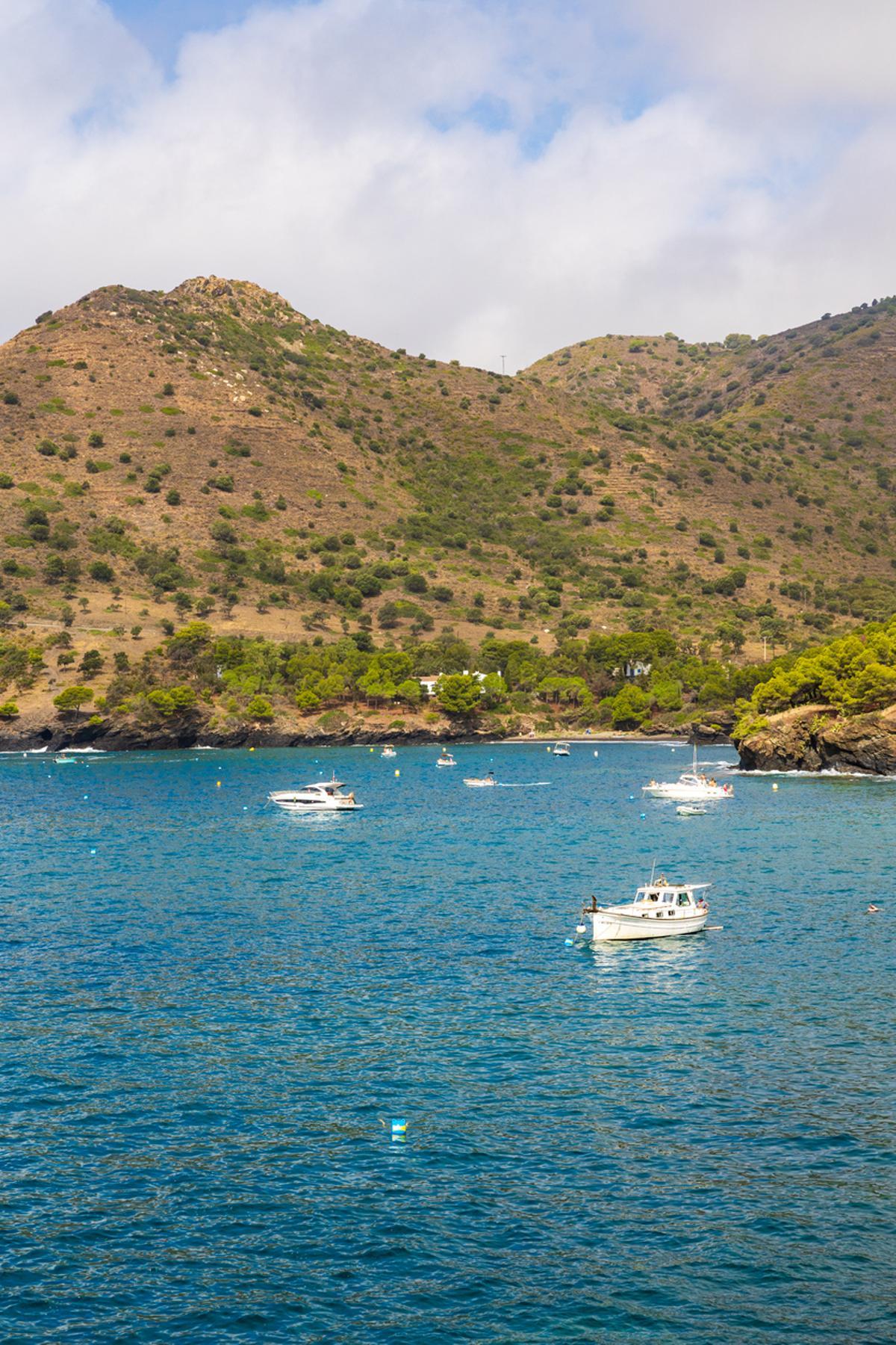 Embarcaciones cerca de Cala Montjoi en el Parque Natural del Cap de Creus en la Costa Brava