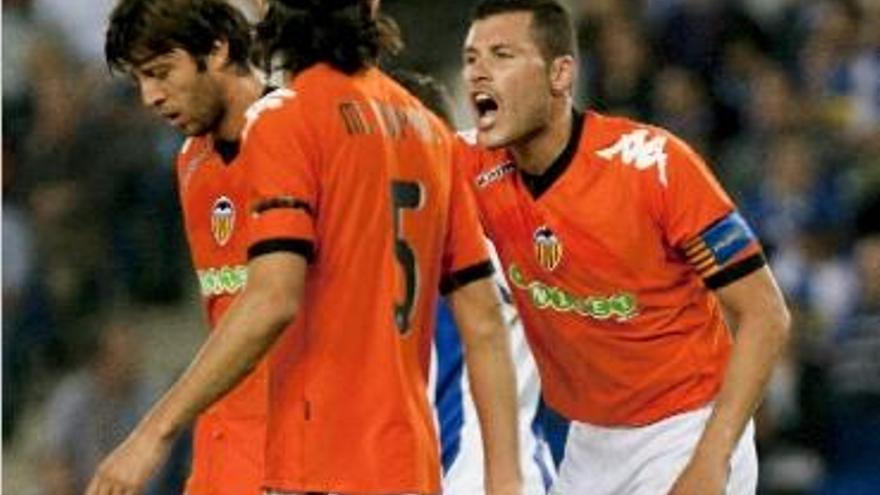 Navarro recrimina a Dealbert. De nuevo la defensa del Valencia sufrió en exceso.