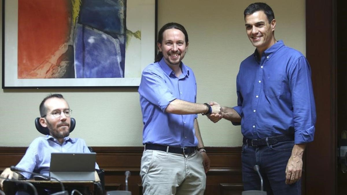 Pablo Iglesias y Pedro Sánchez se saludan al inicio de la reunión de Podemos y el PSOE, este lunes en el Congreso.