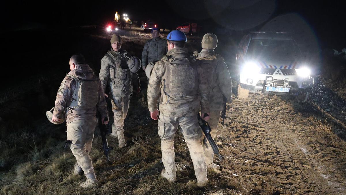 Militares y servicios de rescate turcos, en la zona donde se estrelló el avión.