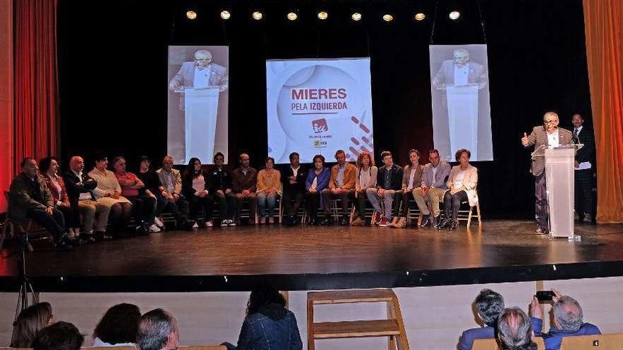 Aníbal Vázquez, durante su intervención, junto a los integrantes de la lista electoral de IU.