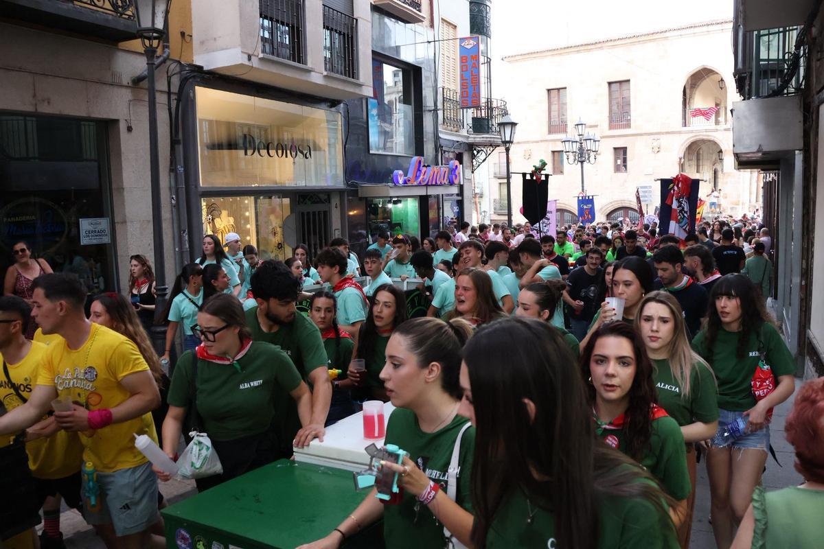 Las peñas calienta motores para la hoguera de San Juan