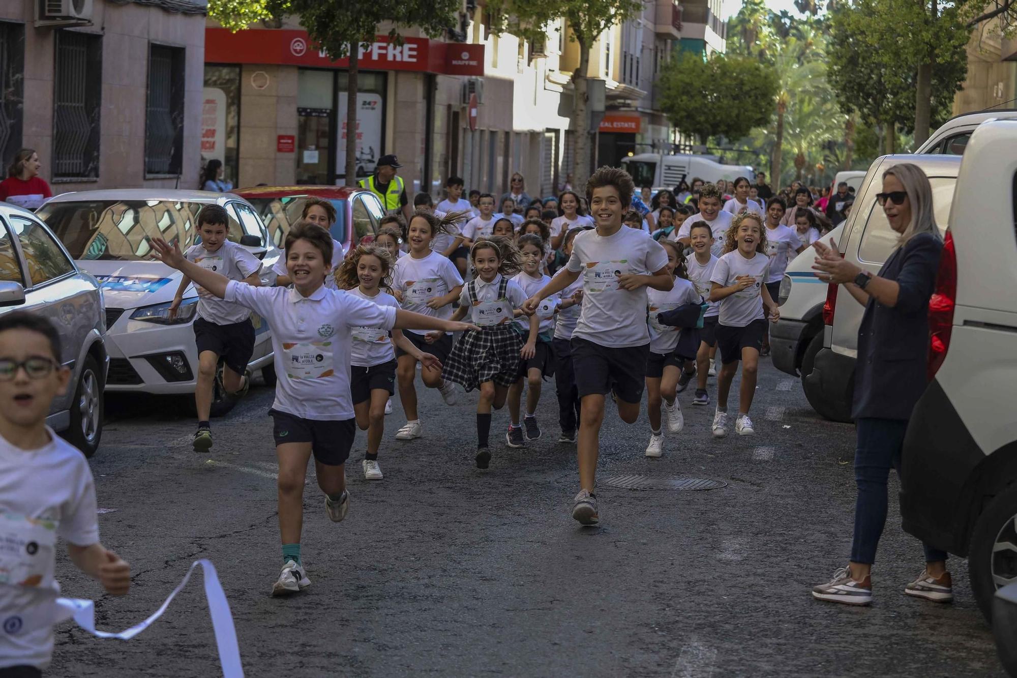 La carrera solidaria contra la leucemia infantil en el colegio San Jose de Calasanz Elche