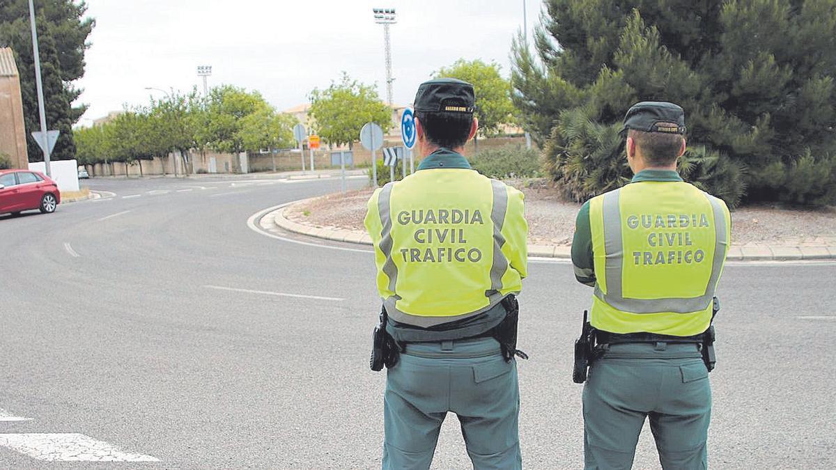 Agentes de la Guardia Civil de Tráfico, en una rotonda en una carretera de Mallorca.