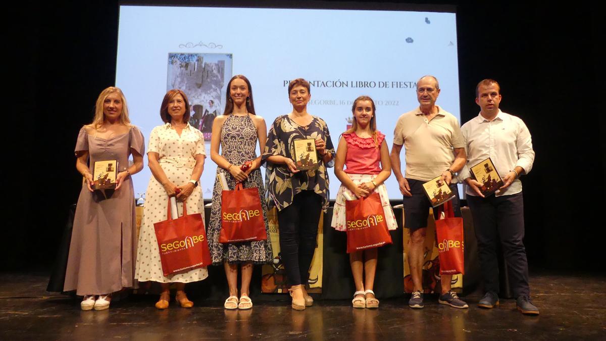 La alcaldesa, Mª Carmen Climent, y las reinas mayor e infantil, en la presentación del libro de fiestas.