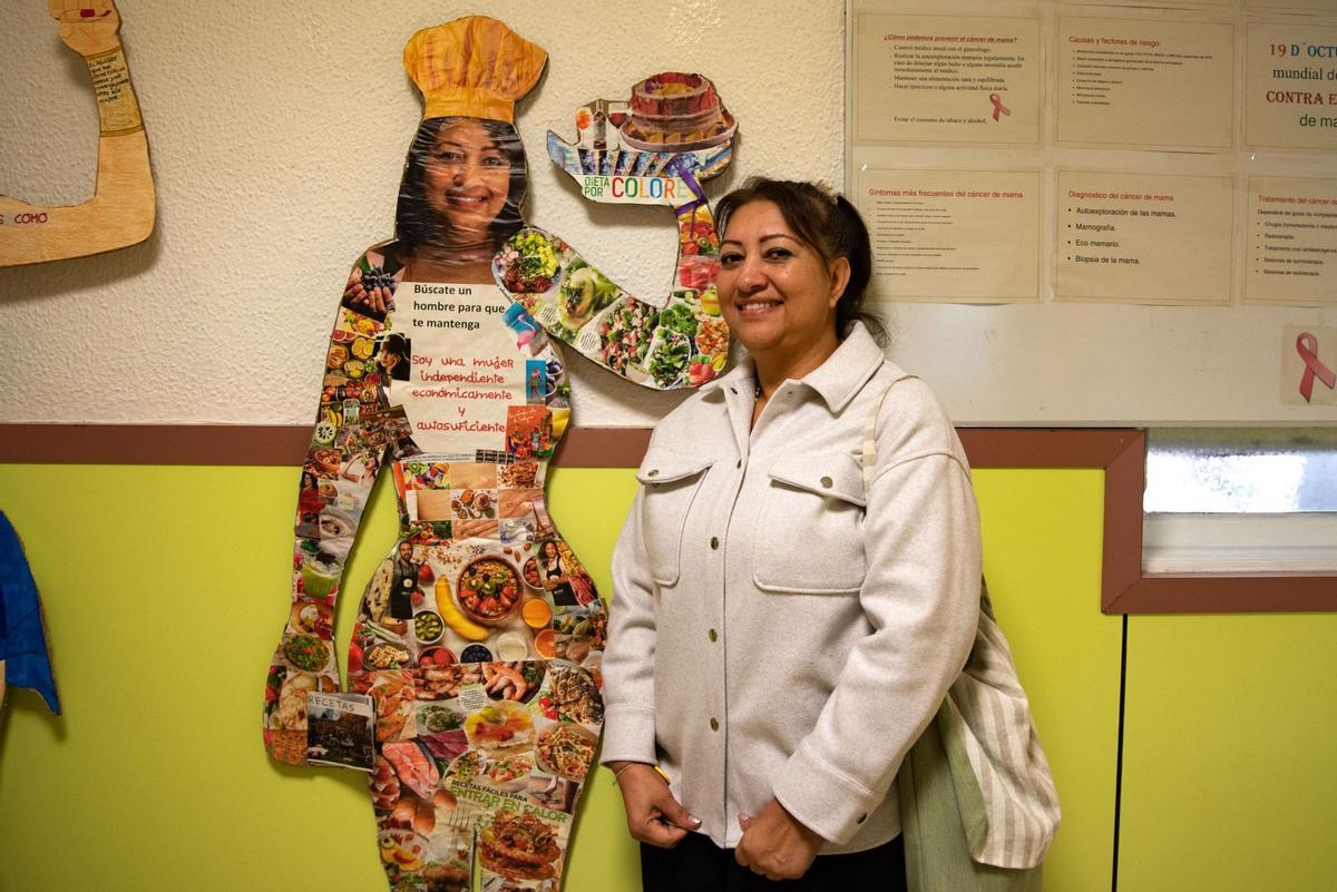 Una reclusa enseña su obra de arte con mensajes feministas, fruto de los talleres de empoderamiento femenino.