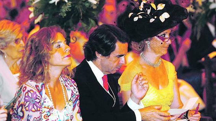 Ana Botella, José María Aznar y Esperanza Aguirre siguen la boda en el interior del templo.