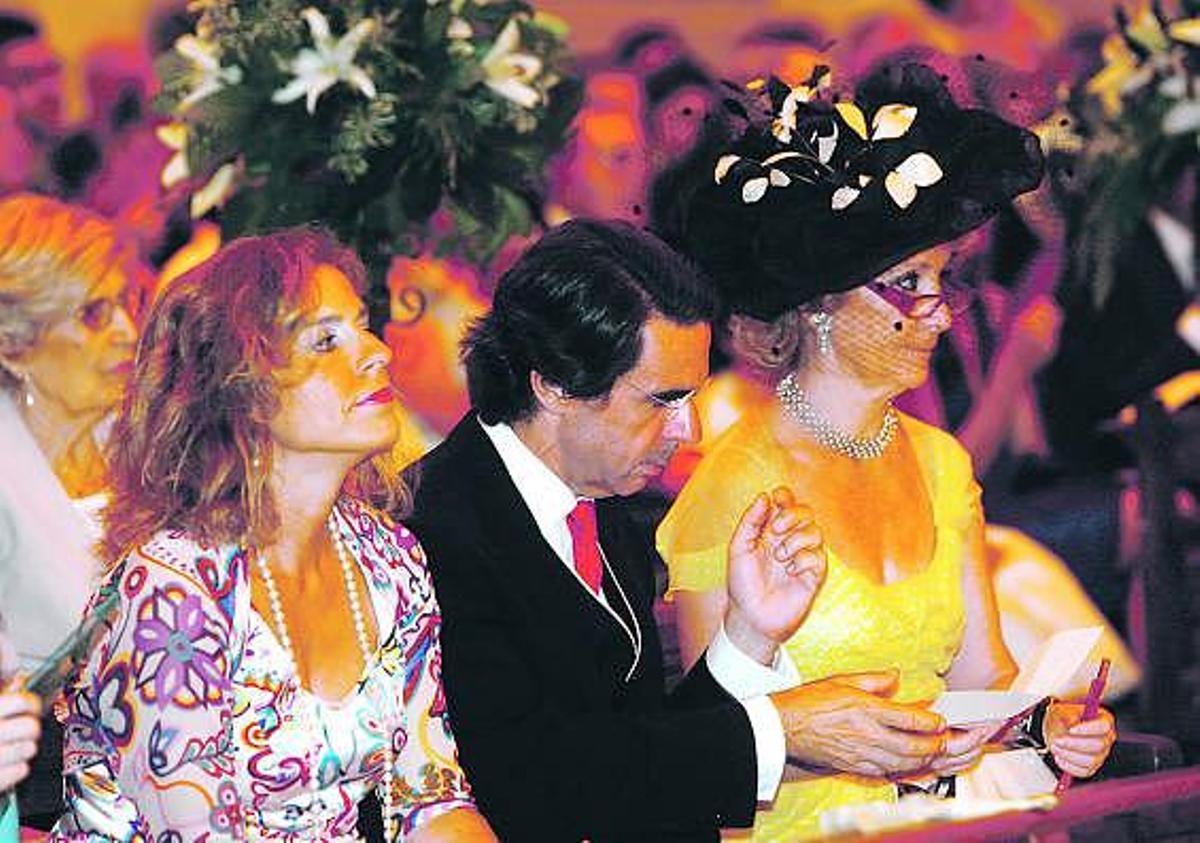 Ana Botella, José María Aznar y Esperanza Aguirre siguen la boda en el interior del templo.
