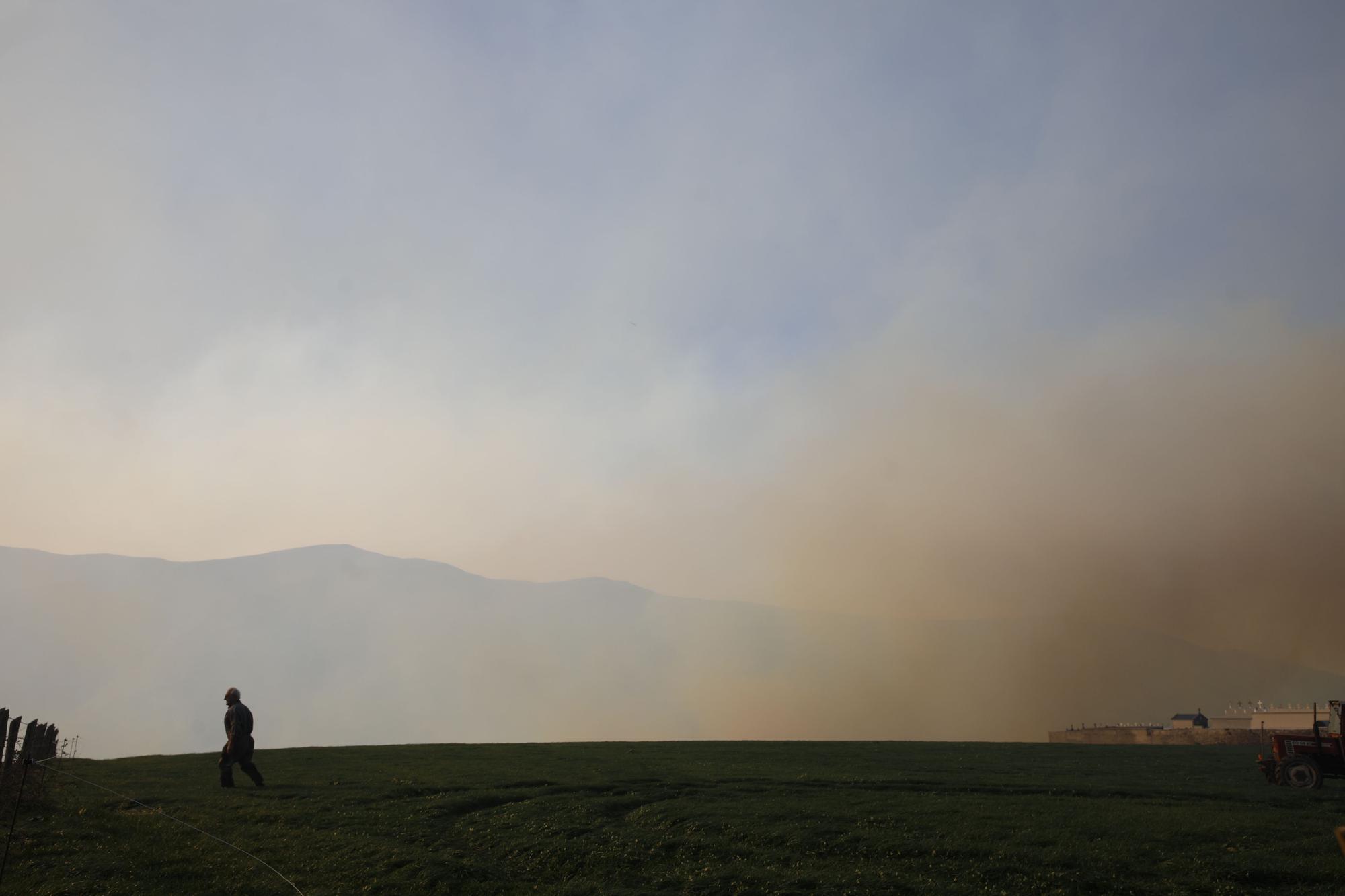 Las imágenes del preocupante incendio en Tineo