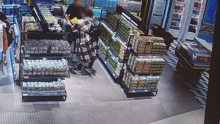 Los ladrones del duty-free del aeropuerto de Alicante-Elche, expulsados con orden de alejamiento