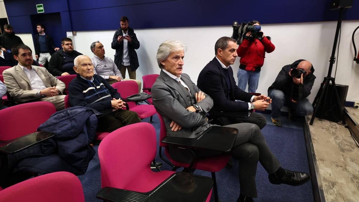 Guzmán Pérez, nuevo consejero del Real Zaragoza, en primer plano junto a Mariano Aguilar.