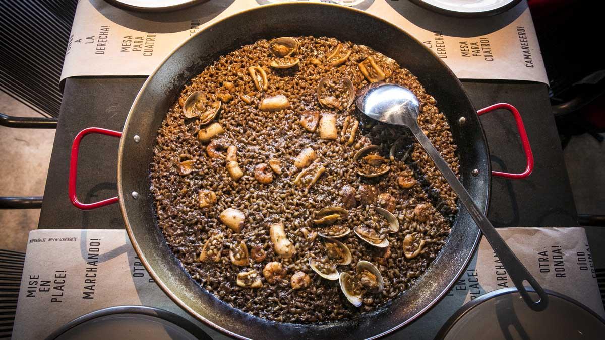 Evaristo Triano, chef del restaurante Pez Vela, enseña cómo hace la receta de arroz de calamares, gambas y almejas.