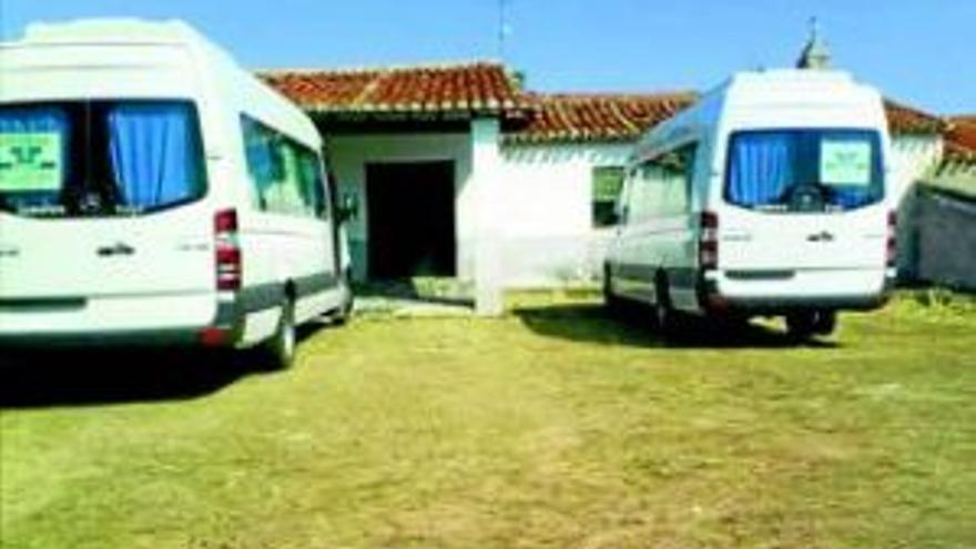 Dos microbuses de Monfragüe, sin uso tras año y medio de su compra