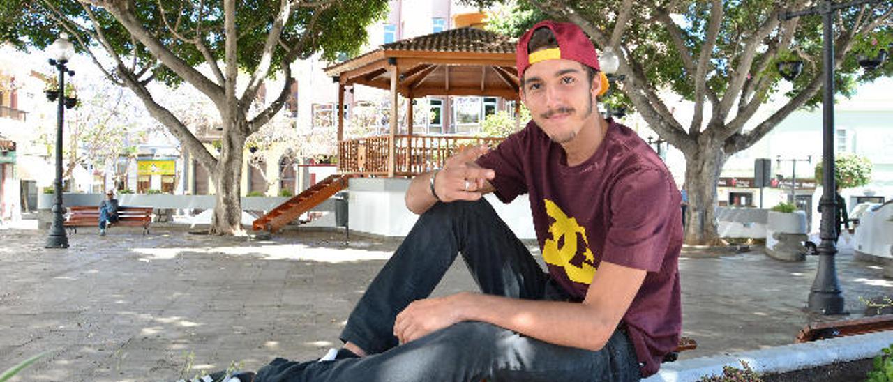 El cantautor teldense de rap, Brian Estévez, en la plaza de San Gregorio,durante el reportaje.