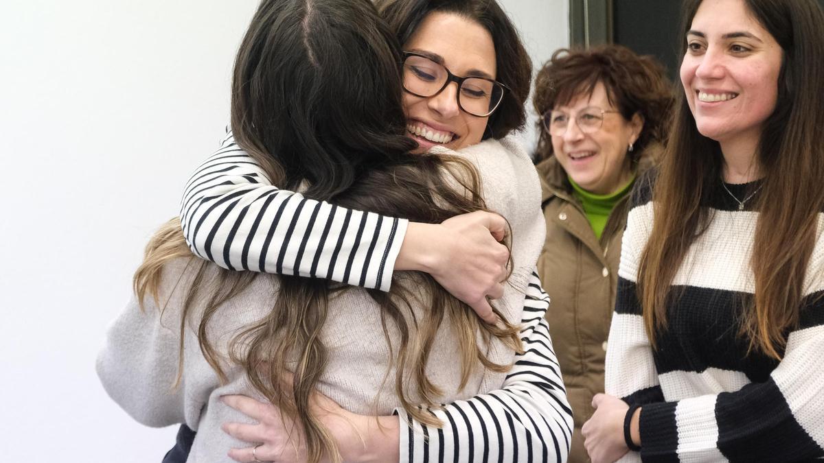 Aitana Mas celebra la victoria en las primarias en la sede de Compromís en Crevillent, este sábado